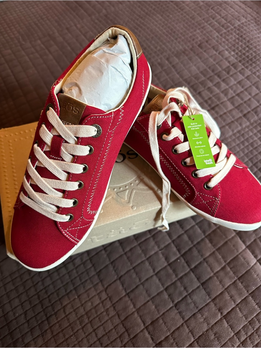Taos Footwear Women’s Star Burst Red Canvas Low-Top Sneakers with White Laces